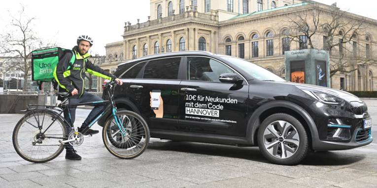 Ein Radfahrer und ein Autofahrer von Uber